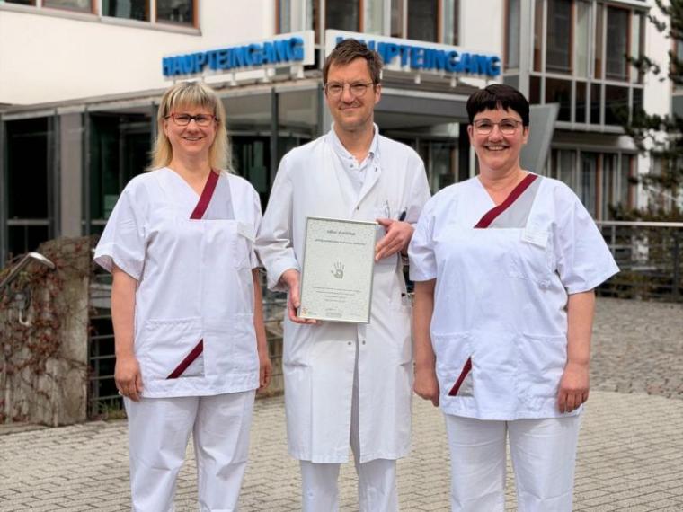 Gemeinsame Freude über das erneuerte Silber-Zertifikat der Aktion Saubere...