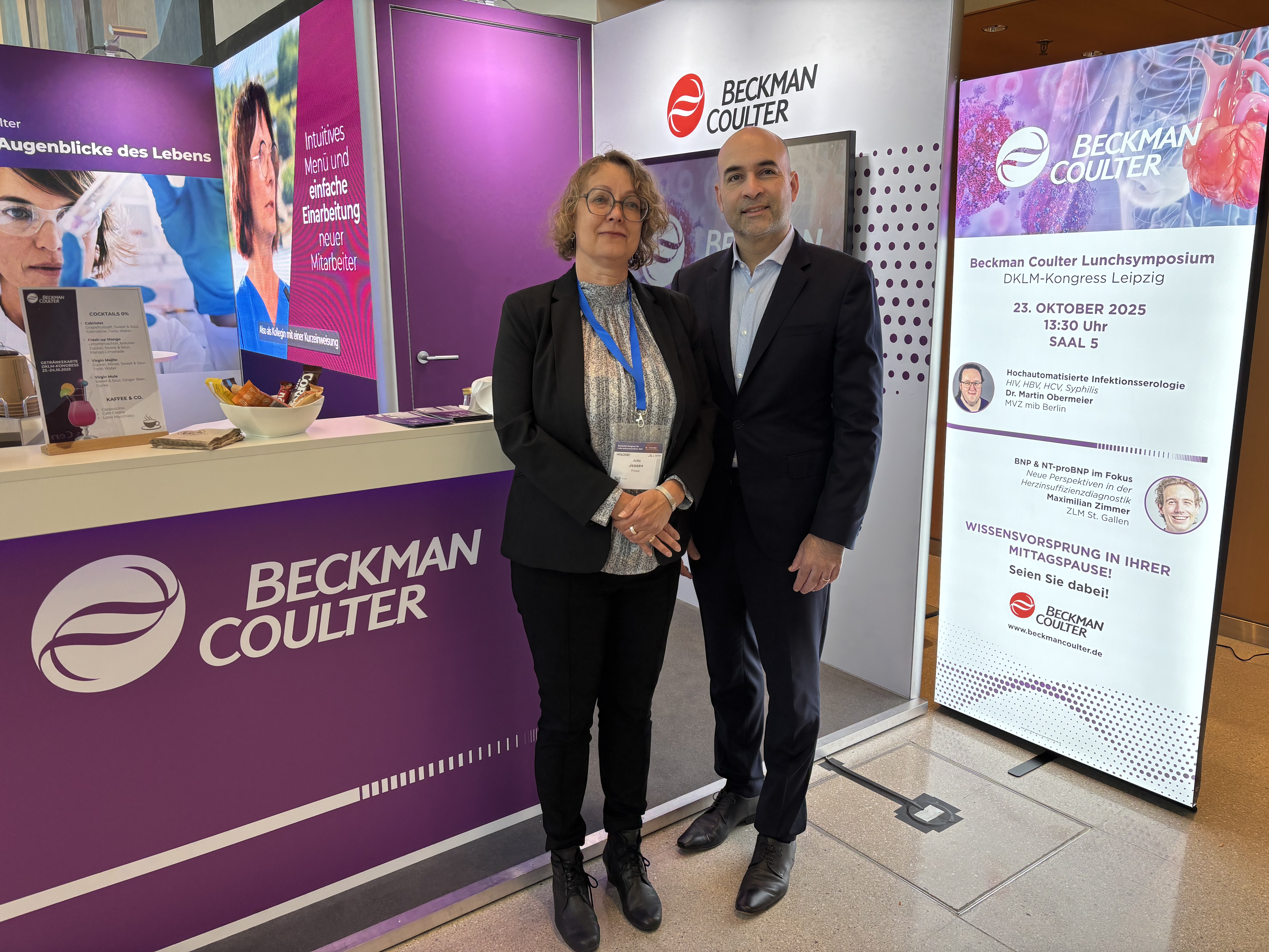 Dr. Jutta Jessen und Roberto Godoy am Beckman Coulter Stand auf der DKLM 2025 in Leipzig Foto: Wiley