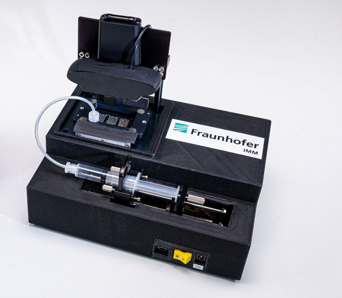 Vom Fraunhofer IMM entwickeltes PCR-Vor-Ort-Schnelltestsystem mit mikrofluidischer Analysekartusche zum schnellen Nachweis von Infektionserkrankungen. Foto: Fraunhofer IMM