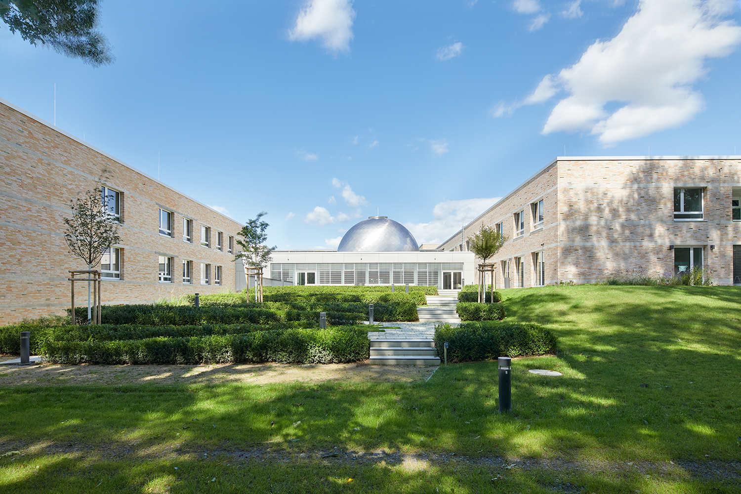 Herzstück des Neubaus ist der Speisesaal, der über eine große Terrasse mit Treppen und Rampen mit dem Park verbunden ist. Der Saal bietet Platz für bis zu 100 Personen. Besonderer Blickfang ist die große Lichtkuppel von James Turrell. Foto: Andrea Flak